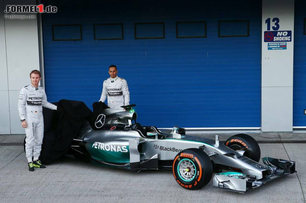 Foto zur News: Nico Rosberg und Lewis Hamilton mit dem Mercedes F1 W05