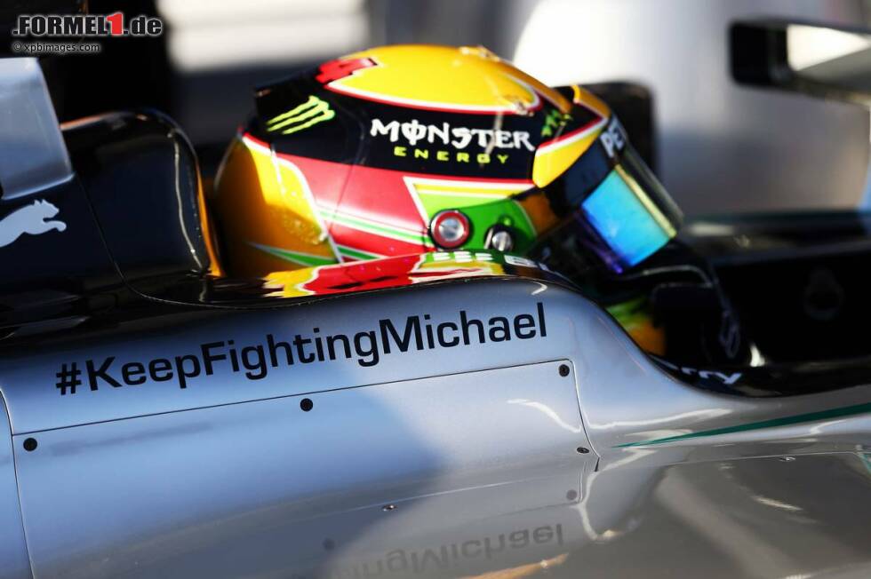 Foto zur News: Lewis Hamilton (Mercedes) grüßt Michael Schumacher