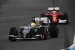 Foto zur News: Esteban Gutierrez (Sauber) und Kimi Räikkönen (Ferrari)