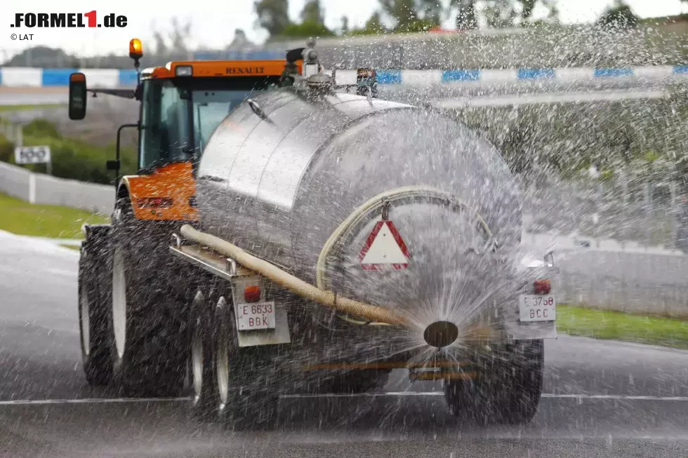 Foto zur News: So bewässert man die Strecke für die Regenreifen-Tests, nachdem es ohnehin schon nass war