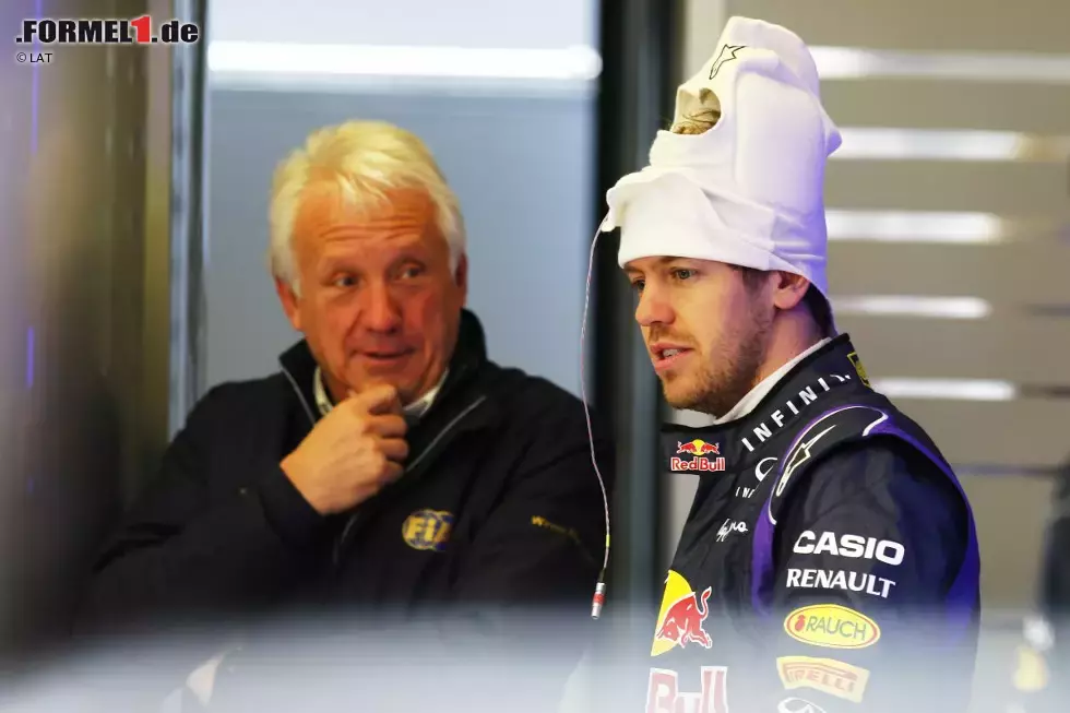 Foto zur News: Sebastian Vettel (Red Bull) und Charlie Whiting