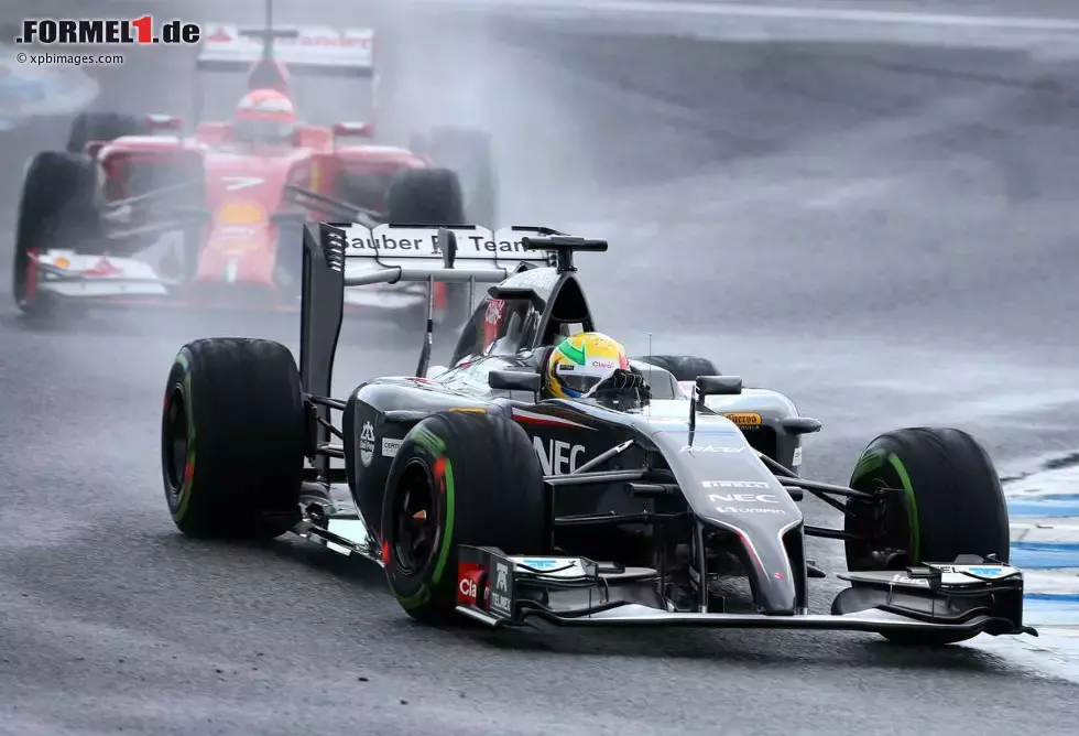 Foto zur News: Esteban Gutierrez (Sauber) und Kimi Räikkönen (Ferrari)