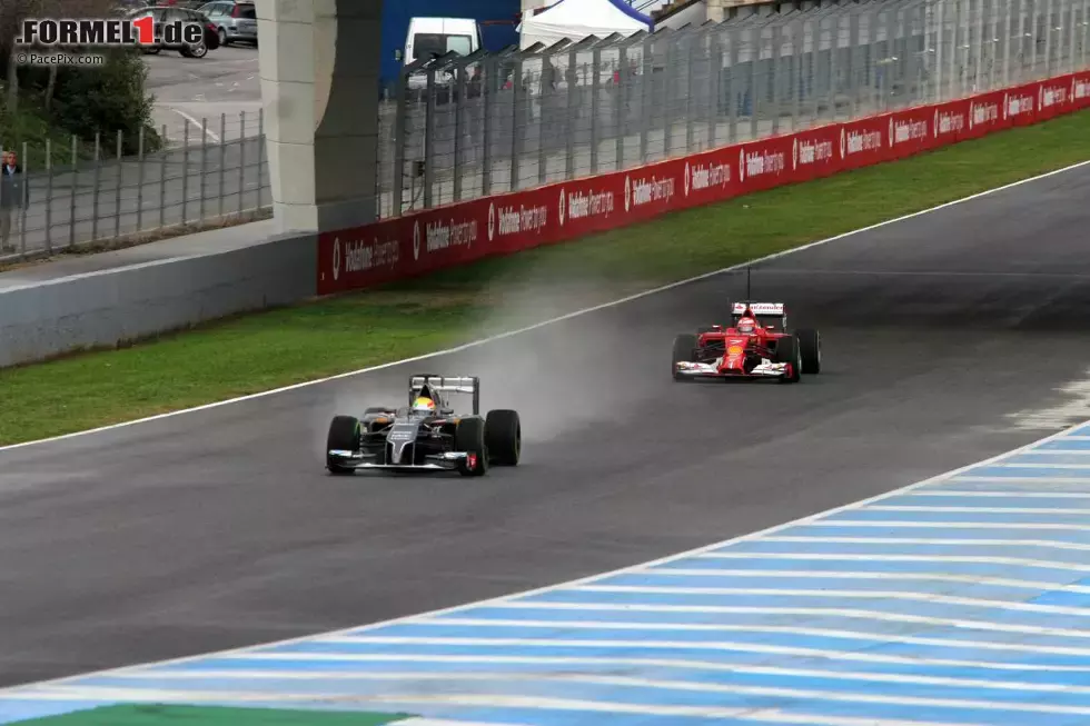 Foto zur News: Esteban Gutierrez (Sauber) vor Kimi Räikkönen (Ferrari)