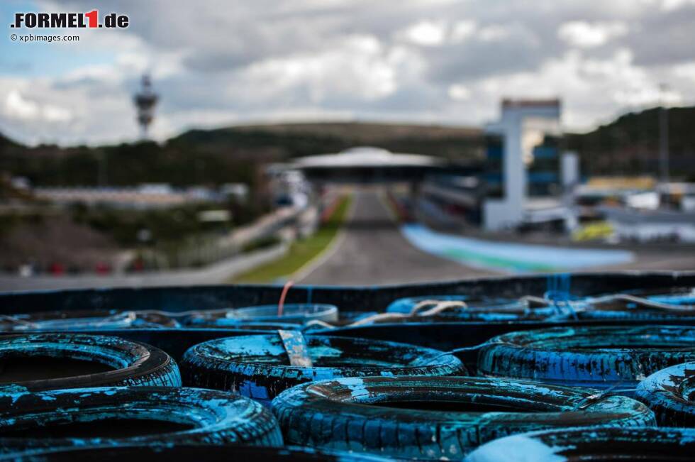 Foto zur News: Reifenstapel in Kurve 1