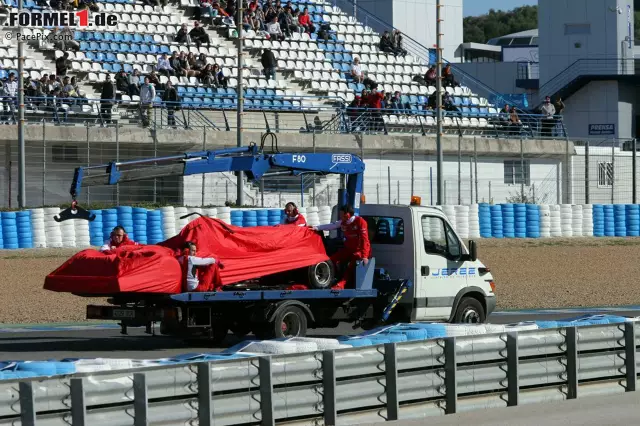 Foto zur News: Mehr als einmal kam das Auto nur auf dem Abschleppwagen in die Box zurück