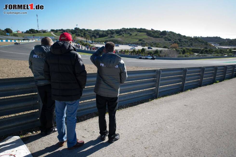 Foto zur News: Niki Lauda beobachtet die Konkurrenz