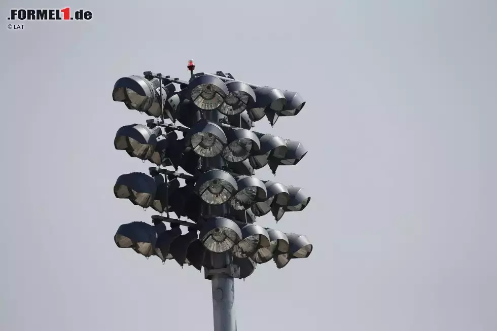 Foto zur News: Flutlicht-Masten für den Nacht-Grand-Prix im April