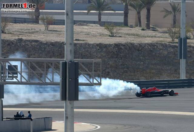 Foto zur News: Die größte Show lieferte Marussia. Max Chilton beendete seinen Arbeitstag in Bahrain nach nur vier (!) Runden mit einem kapitalen Motorschaden.