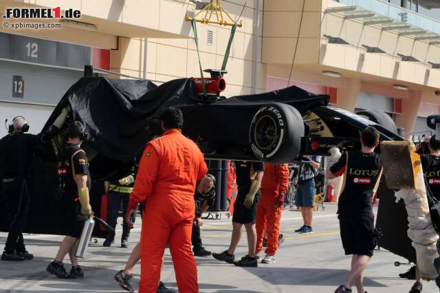 Foto zur News: Für Lotus ist bereits nach dem halben Testtag Schluss, nachdem Pastor Maldonado den E22 brennend abgestellt hat. Die geschafften 31 Runden und Rang zehn nimmt das Team aber mit Humor