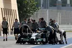 Foto zur News: Der Wagen von Lewis Hamilton (Mercedes) wird geschoben