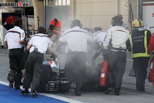 Foto zur News: Neben Red Bull gibt es noch ein großes Sorgenkind am heutigen Tag. Adrian Sutils Sauber qualmt bereits nach wenigen Metern und sorgt damit für einen frühen Feierabend des Gräfelfingers