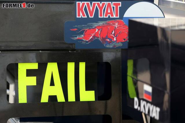 Foto zur News: Ganz so schlimm, wie das Schild signalisieren will, läuft es für Toro Rosso heute nicht: Daniil Kwjat belegt mit knapp drei Sekungen Rückstand Platz fünf und schafft ordentliche 81 Umläufe in Bahrain