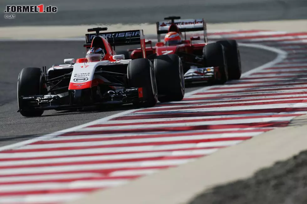 Foto zur News: Jules Bianchi (Marussia) und Kimi Räikkönen (Ferrari)