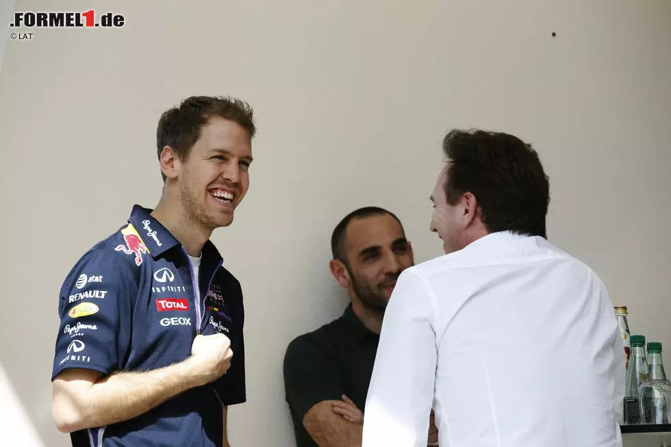 Foto zur News: Sebastian Vettel (Red Bull), Christian Horner und Cyril Abiteboul (Caterham)