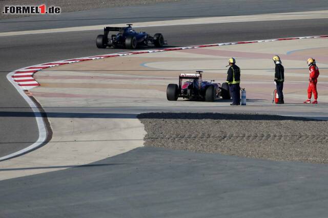 Foto zur News: Und auch Fernando Alonso muss seinen Boliden häufiger zu unfreiwilligen Pausen zwingen - oder eher andersherum. Der Spanier schafft aber trotzdem 74 Runden und holt sich mit einer Sekunde Rückstand Platz zwei