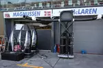 Foto zur News: Die Seitenkästen des McLaren wurden schwarz lackiert