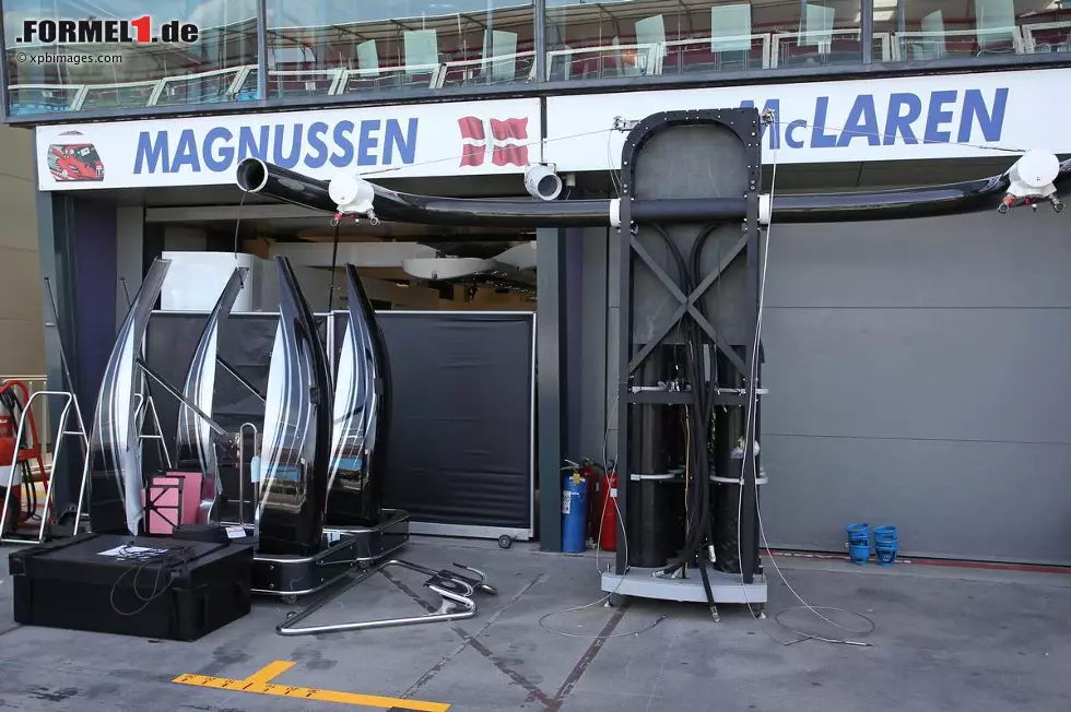 Foto zur News: Die Seitenkästen des McLaren wurden schwarz lackiert