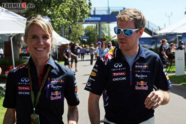 Foto zur News: Sebastian Vettel mit Medienbetreuerin Britta Roeske im Paddock in Melbourne