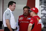 Foto zur News: Eric Boullier und Kimi Räikkönen (Ferrari)