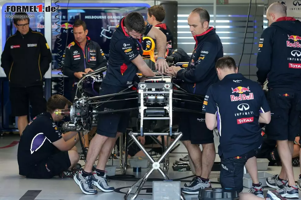 Foto zur News: Red Bull: Mechaniker bei der Arbeit