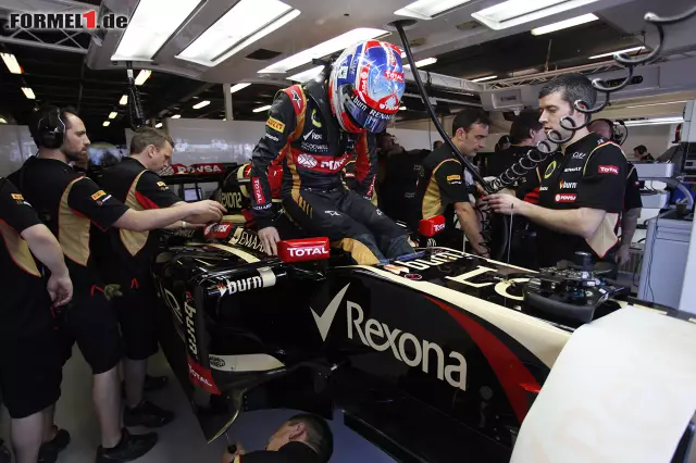 Foto zur News: Lotus kommt noch nicht in die Gänge. Nach den problematischen Testfahrten im Winter gingen der Ärger in Melbourne am Freitag weiter. Romain Grosjean kam immerhin auf 12 Runden...