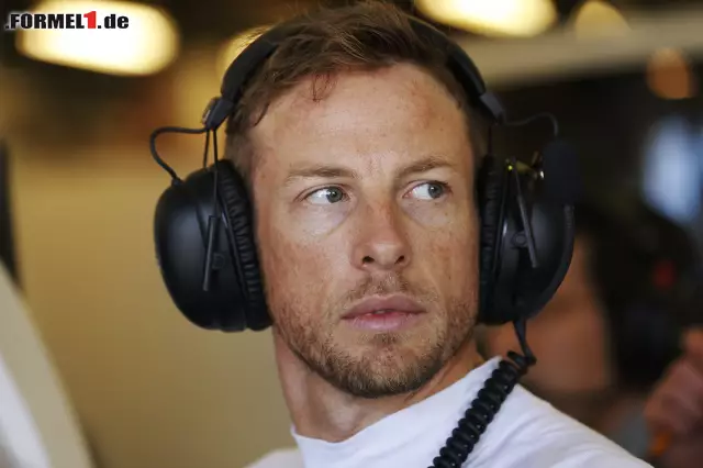 Foto zur News: Jenson Button folgte in seinem McLaren mit weiten 0,129 Sekunden Abstand auf Vettel auf der fünften Position.