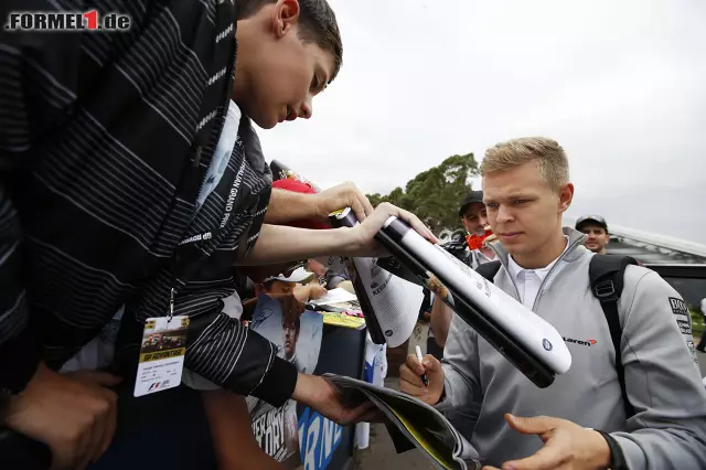 Foto zur News: Für ein dickes Grinsen sorgte dieser Mann bei Ron Dennis. Der McLaren-Neuzugang und Formel-1-Neuling Kevin Magnussen raste mit 1,514 Sekunden Rückstand auf den starken vierten Rang.