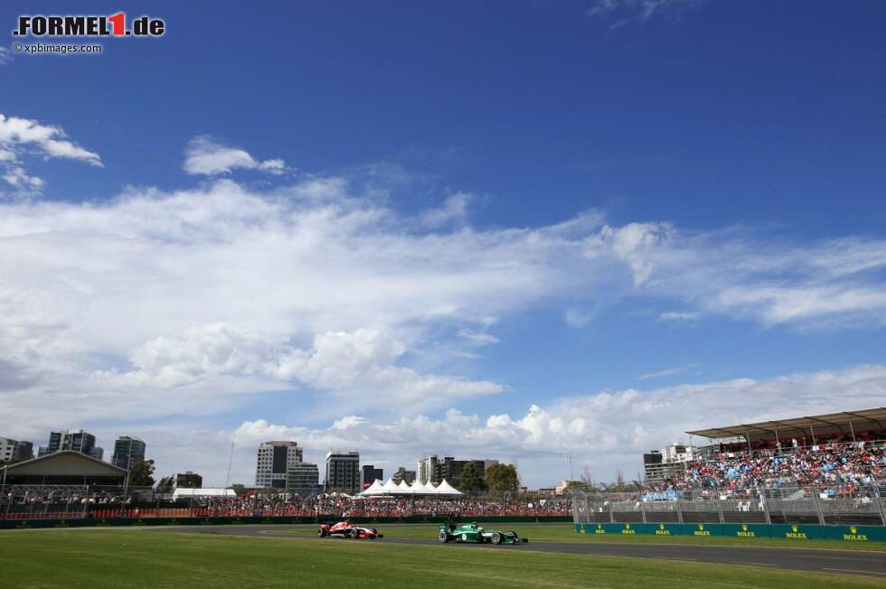 Foto zur News: Jenson Button (McLaren) und Marcus Ericsson (Caterham)