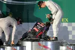 Foto zur News: Daniel Ricciardo (Red Bull), Nico Rosberg (Mercedes) und Kevin Magnussen (McLaren)