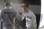 Foto zur News: Kevin Magnussen (McLaren) und Nico Rosberg (Mercedes)