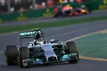 Foto zur News: Nico Rosberg (Mercedes) und Daniel Ricciardo (Red Bull)