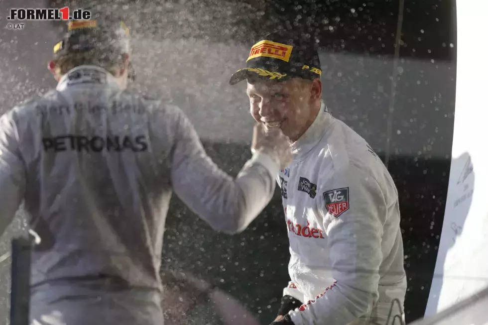 Foto zur News: Kevin Magnussen (McLaren) und Nico Rosberg (Mercedes)