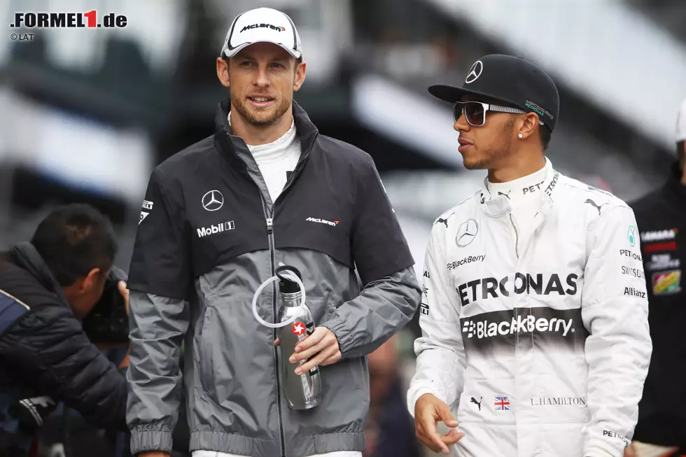 Foto zur News: Jenson Button (McLaren) und Lewis Hamilton (Mercedes)