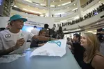 Foto zur News: Lewis Hamilton (Mercedes) nimmt sich Zeit für ein paar Autogramme