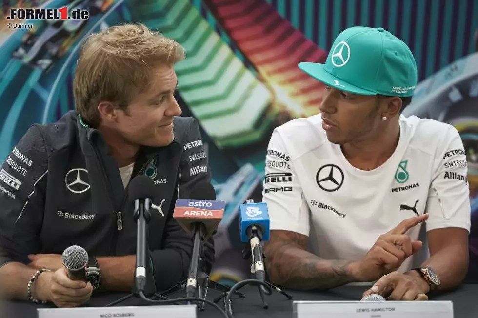 Foto zur News: Nico Rosberg und Lewis Hamilton (Mercedes) beantworten geduldig die Fragen der Gäste