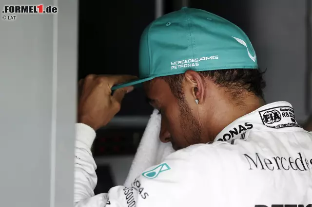 Foto zur News: Weniger zufrieden wirkte Lewis Hamilton, der sich mit 0,142 Sekunden Rückstand im zweiten Mercedes auf den vierten Rang stellte.