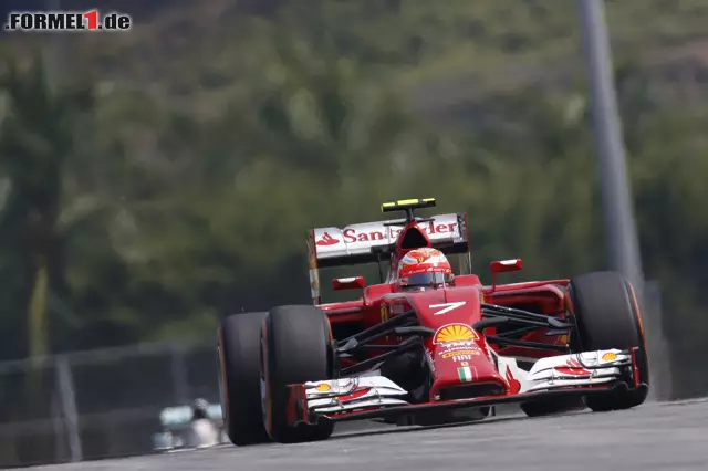 Foto zur News: Kimi Räikkönen, der in Melbourne seinem neuen Teamkollegen noch deutlich hinterher gefahren war, kam in seinem Ferrari mit 0,035 Sekunden Abstand an Rosberg ran.