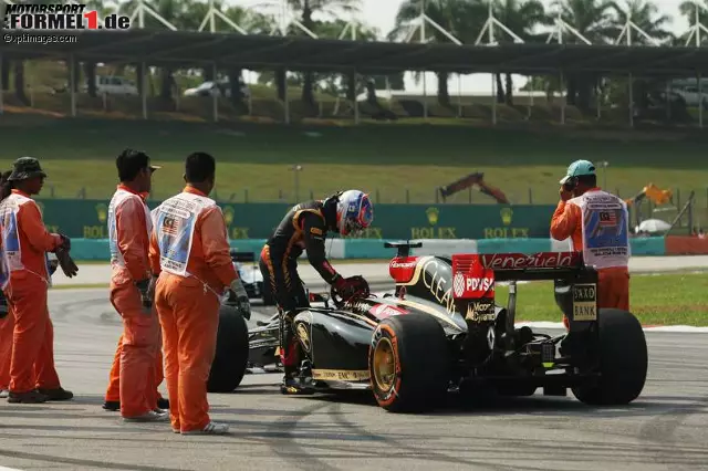 Foto zur News: Gar nicht rund lief es wie schon in Australien beim Lotus-Team. Romain Grosjean blieb am Vormittag wie am Nachmittag stehen.