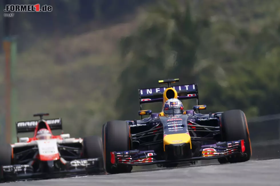 Foto zur News: Daniel Ricciardo (Red Bull) und Jules Bianchi (Marussia)