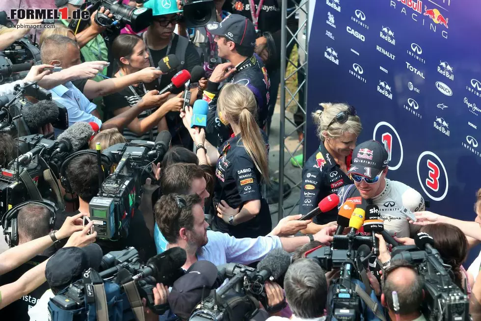 Foto zur News: Sebastian Vettel (Red Bull) und Daniel Ricciardo (Red Bull)