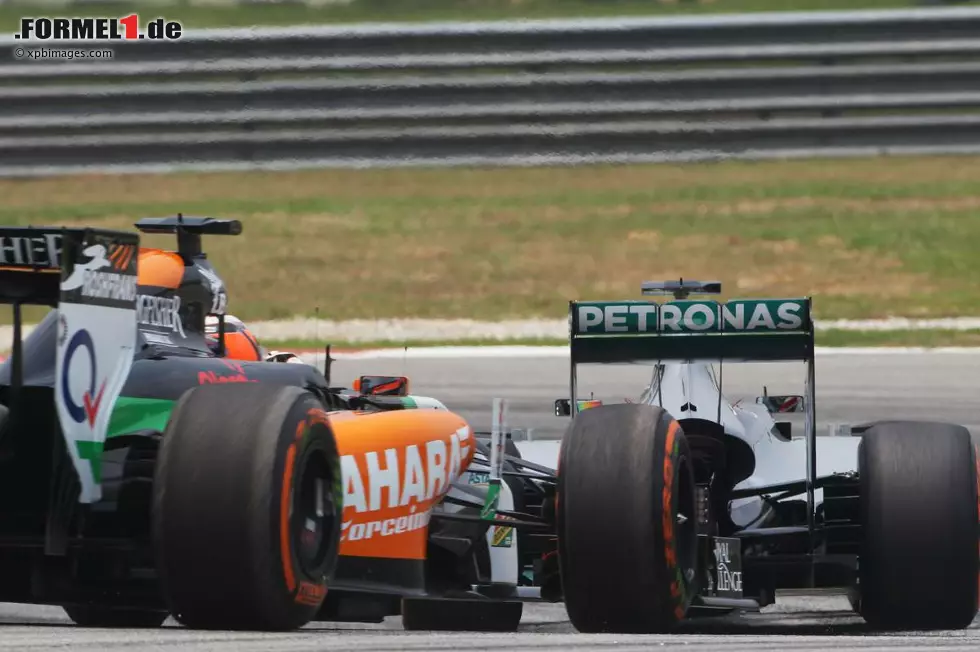 Foto zur News: Lewis Hamilton (Mercedes) und Nico Hülkenberg (Force India)