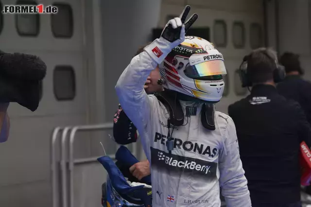 Foto zur News: Ja, das ist schon die zweite Pole-Position der Saison! Wie schon in Melbourne, startet Lewis Hamilton auch in Sepang von ganz vorn. Diesmal hofft er auf eine zuverlässige Technik und den Sieg.