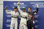 Foto zur News: Nico Rosberg (Mercedes), Lewis Hamilton (Mercedes) und Sebastian Vettel (Red Bull)