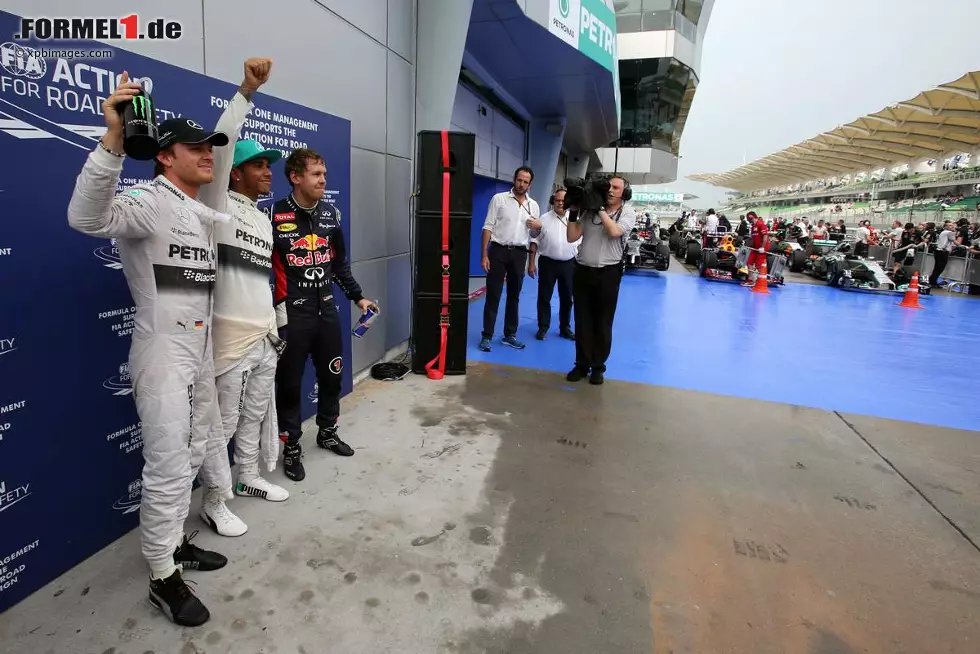 Foto zur News: Nico Rosberg (Mercedes), Lewis Hamilton (Mercedes) und Sebastian Vettel (Red Bull)