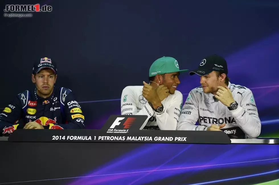 Foto zur News: Sebastian Vettel (Red Bull), Lewis Hamilton (Mercedes) und Nico Rosberg (Mercedes)