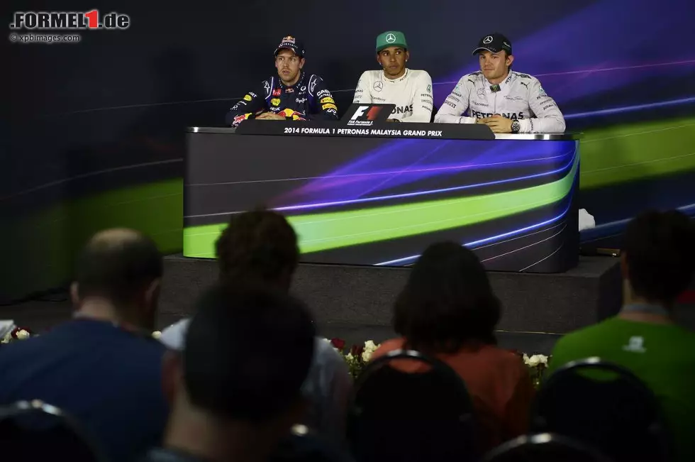 Foto zur News: Sebastian Vettel (Red Bull), Lewis Hamilton (Mercedes) und Nico Rosberg (Mercedes)