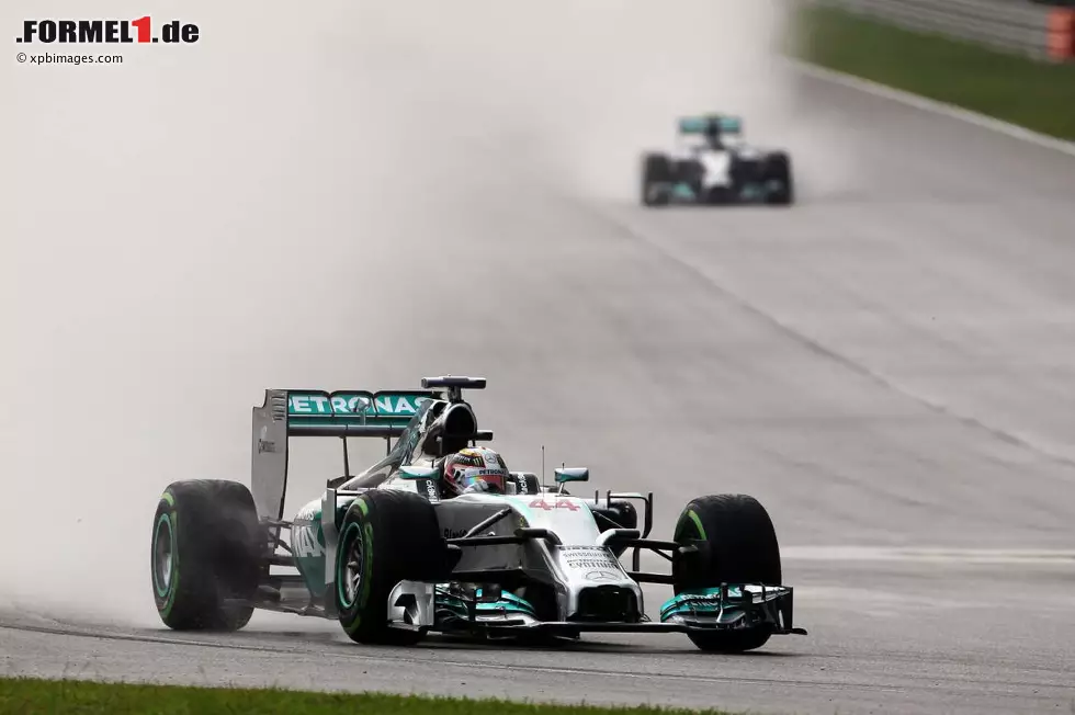 Foto zur News: Lewis Hamilton (Mercedes) und Nico Rosberg (Mercedes)