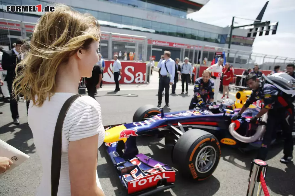 Foto zur News: Auf der traditionsreichen Strecke schaute sich Halliwell die Formel-1-Boliden ganz aus der Nähe an.