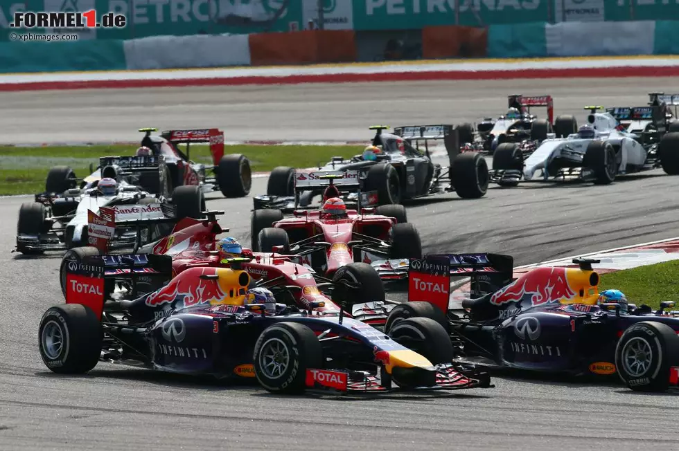 Foto zur News: Daniel Ricciardo (Red Bull) und Sebastian Vettel (Red Bull)