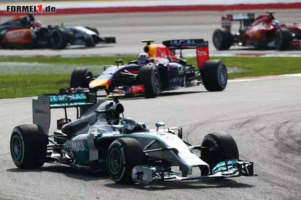 Foto zur News: Keine Chance hatte hingegen irgendjemand gegen die Silberpfeile, sodass sich Hamilton den Sieg vor Rosberg und Vettel holen konnte.